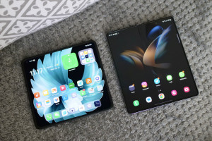 Oppo Find N2 and Galaxy Z Fold 4 with open screens.