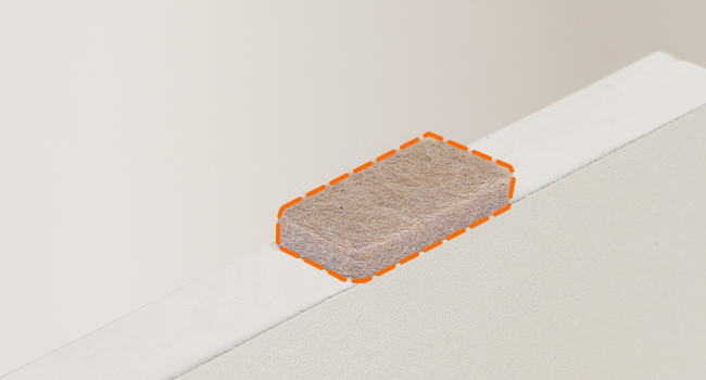 Text reads 'Spianoo per sganalatura senza macchia'. Series of images showing wood planing or sanding process on a light-colored work surface.