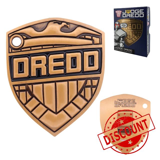 FaNaTtik 2000 AD Judge Dredd Badge Metal Replica – Limited Edition Collectible with Display Stand (5
