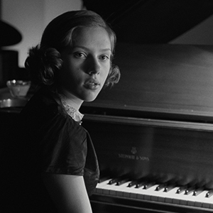 Text reads 'La collezione MARUSKA offre mobili che si adattano alle tue esigenze permanentemente.' Black and white portrait-style photographs in sequence.